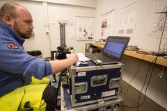 Tutkimuspäällikkö Jyri Näränen suorittaa painovoimamittauksia absoluuttigravimetrillä.