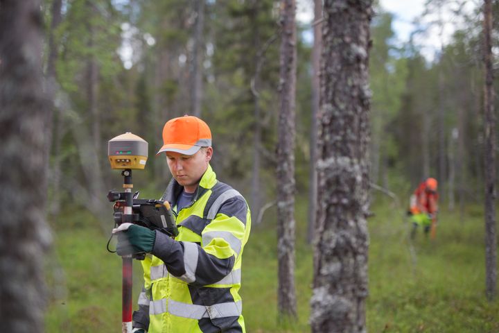 Maanmittarit maastotyössä Kalevalapuistossa Suomussalmella