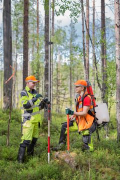 Lantmätare i terrängen i Kalevalaparken, Suomussalmi