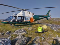 Rajavartiolaitos huolehtii rajankäynnin aikaisista kuljetuksista. Osa rajapyykeistä on alueilla, joille ei pääse kuin helikopterikyydillä. Kuva: Maanmittauslatos