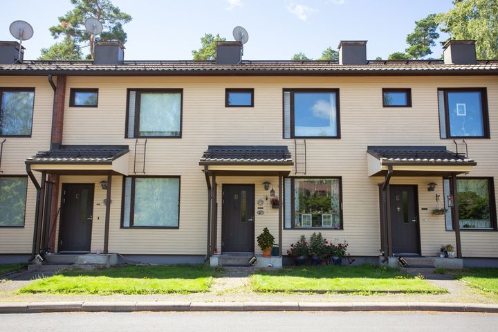 Kuvassa vaalea kaksikerroksinen rivitalo