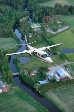 Maanmittauslaitoksen ilmakuvauslentokone joen yllä