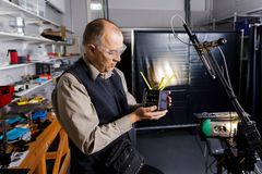 Tutkimuksen avulla avaruusromun kappaleita pystytään tarkkailemaan, jotta ne eivät aiheuta törmäysriskejä satelliitteihin. Tähän tavoitteeseen tutkijat tuottavat aineistoja satelliittien ja avaruusromun kappaleiden ominaisuuksista. Kuvassa tutkimusryhmäpäällikkö Jouni Peltoniemi valmistelee KitSat-mallisatelliittia mittauksia varten.