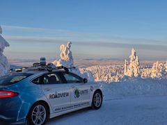 itseohjautuva auto talvimaisemassa