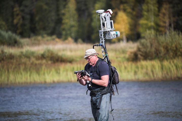 Tutkimusprofessori Antero Kukko Oulankajoella.
