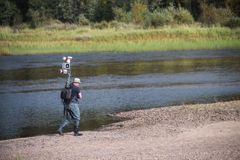 Tutkimusprofessori Antero Kukko Oulankajoella.