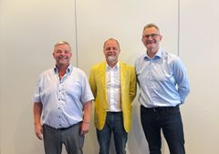 Kuvassa seisoo kahden tanskalaisen yhtiön toimitusjohtajat ja SOL-konsernin emoyhtiö SOLEMO Oy:n hallituksen puheenjohtaja. Kuvassa vasemmalla Tekniclean AS:n toimitusjohtaja Carsten Pedersen, keskellä SOL-konsernin emoyhtiö SOLEMO Oy:n hallituksen puheenjohtaja Juhapekka Joronen ja oikealla Cleansafe AS:n toimitusjohtaja Lars Falkenberg
