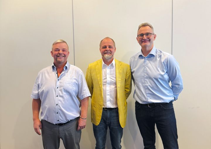 Kuvassa seisoo kahden tanskalaisen yhtiön toimitusjohtajat ja SOL-konsernin emoyhtiö SOLEMO Oy:n hallituksen puheenjohtaja. Kuvassa vasemmalla Tekniclean AS:n toimitusjohtaja Carsten Pedersen, keskellä SOL-konsernin emoyhtiö SOLEMO Oy:n hallituksen puheenjohtaja Juhapekka Joronen ja oikealla Cleansafe AS:n toimitusjohtaja Lars Falkenberg