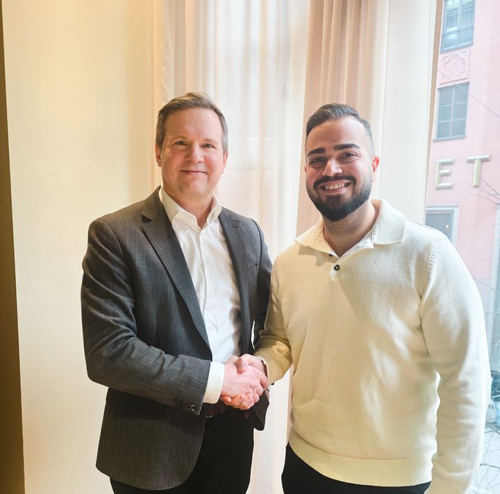 Kuvassa kaksi ihmistä kättelevät. Vasemmalla on SOL Ruotsin toimitusjohtaja Erki Milistver ja oikealla XLNT Groupin toimitusjohtaja Aria Zargarian.