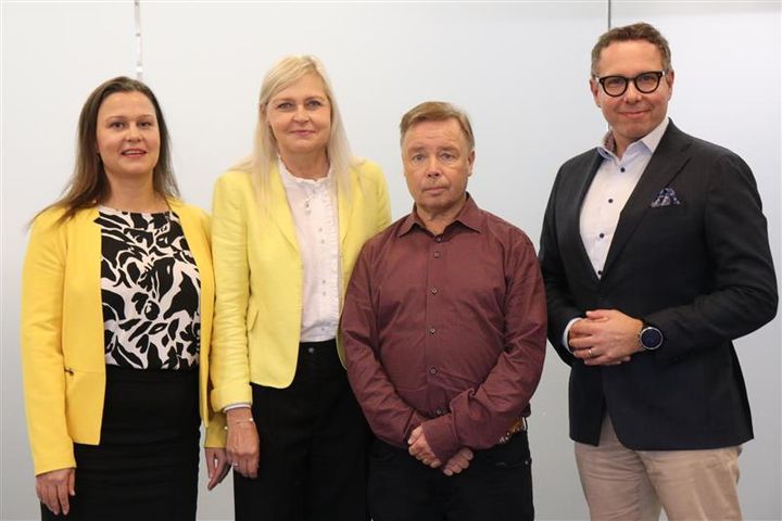 Kuvassa vasemmalta SOL Pesulapalvelut toimitusjohtaja Maria Rantala, Solemo Oy:n toimitusjohtaja Peppi Kaira, Vistan Pesula Oy:n toimitusjohtaja Jari Mäkeläinen ja Lindström Oy:n Vice President Pasi Saarinen