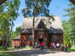 Karunaan vuonna 1685 valmistunut puukirkko siirrettiin myöhemmin Seurasaaren ulkomuseoon. Kirkko on museon vanhin rakennus.