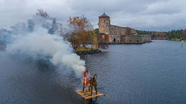 Viime keväänä rakennetun Kekripukin polttoa voi seurata Riihisaaren museon rannalta.