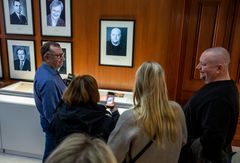 Kansallismuseon Suomen tarina -näyttelyssä kävijät pääsevät kuvauttamaan itsensä tulevaisuuden presidenttinä.