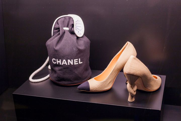 Chanel: Diamond knot -korkokengt ja merimieslaukku, 2010-luku (Ranska). Coco Chanel haki 1930-luvulla inspiraatiota modernin ja aktiivisen naisen rentoon ja tyylikkseen pukeutumiseen merimiesten vaatteista: levelahkeisista housuista, raitapaidasta ja kipparitakista. Sittemmin muotitalo Chanel on tuonut ankkurit, solmut, raidat ja kaulukset muodin maailmaan. Kuva: Siw Aldershvile Nielsen.