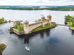 Olavinlinnaan haetaan ensi kesäksi oppaita ja palveluvastaavia. Kuva: Topi Leikas / Museovirasto