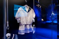 Kaikki tunnistavat merihenkisen lastenvaatebuumin, josta esimerkkinä Sibeliuksen tyttärelle kuulunut puku. Se käynnistyi vuonna 1846 Englannista, kun nelivuotias prinssi Edvard ikuistettiin muotokuvaan päällään kuninkaallisen huvijahdin merimiesten univormua jäljittelevä asu. Kuva: Heli Sorjonen / Suomen kansallismuseo
