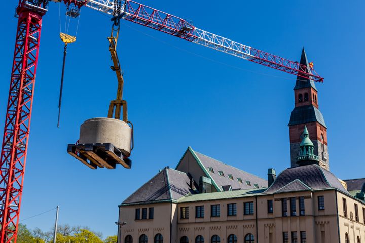 Kansallismuseon laajennusosan peruskivi siirrettiin paikalleen nosturilla. Kuva: Matti Kilponen, Museovirasto.