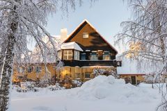 Arkkitehtikolmikko Gesellius-Lindgren-Saarisen ateljeekotina tunnettu Hvitträsk. Kuva: Omar El Mrabt, Suomen kansallismuseo