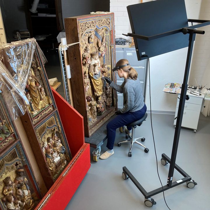 Suomen kansallismuseon tutkijakonservaattori Henni Reijonen työskenteli kuukausia alkuperäisen väriloiston palauttamiseksi. Kuva: Jukkapekka Etäsalo, Suomen kansallismuseo.