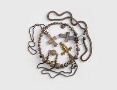 Torppari Karl Ollikkala löysi Halikon kartanon mailta saviruukun 1887. Löytöä kutsutaan Halikon aarteeksi. Hopeaesineistä koostuva aarre on arvokas kokonaisuus ja erittäin taidokasta käsityötä. Aarteeseen kuuluu kullattu krusifiksi, hopeiset ristiriipukset ja hopeinen helminauha. Ristiriipukset ovat toimineet pyhäinjäännöskoteloina. Kuva: Ilari Järvinen / Museovirasto