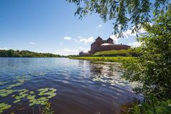 Kuvassa Hämeen linna kesämaisemassa, järven rannalla.