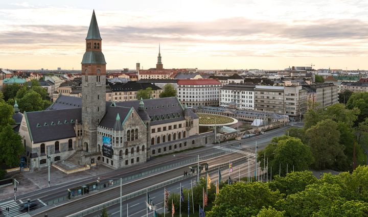 Kansallismuseo ja uudisosa Mannerheimintien varrella Helsingissä ilmakuvassa.
