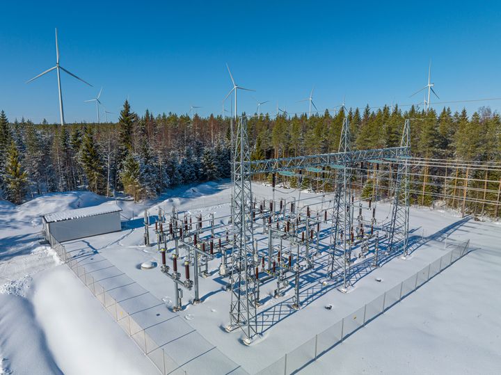 Sähköasemilla on energiajärjestelmässä keskeinen rooli: niiden kautta tuulivoimalla ja muilla energialähteillä tuotettu sähkö siirretään turvallisesti ja luotettavasti sähköverkkoon ja kuluttajille. RelCare on innovatiivinen, digitaalinen palvelusopimus, jolla varmistetaan, että sähköasemat täyttävät tiukat luotettavuus- ja käytettävyystavoitteet.