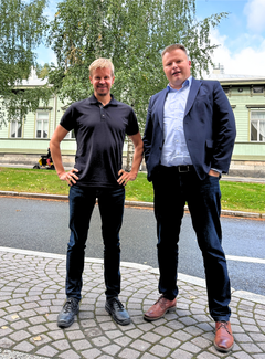 Mikko Saastamoinen (vasemmalla) siirtää hyvin ja luottavaisin mielin toimitusjohtajan vastuut Antti Hellbergille.