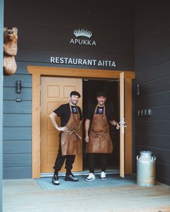 Teemu Korkalainen (vas.) ja Arto Rastas toivottavat asiakkaat tervetulleiksi Ravintola Aittaan. Kuva: Saara Rahkamaa.