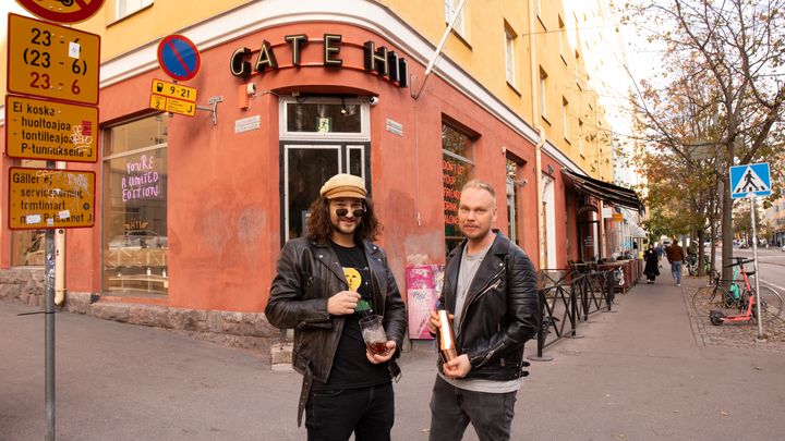 Kuvassa Gate H11:n baarimestari Nicklas Gougoulitsas (vas.) ja ravintolapäällikkö Tuomas Roitto.