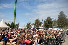 Kesällä 2025 Koko Perheen Juhannukseen kerääntyi monituhatpäinen yleisö.