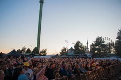 Yleisöä PowerParkin Juhannuksessa 2025.