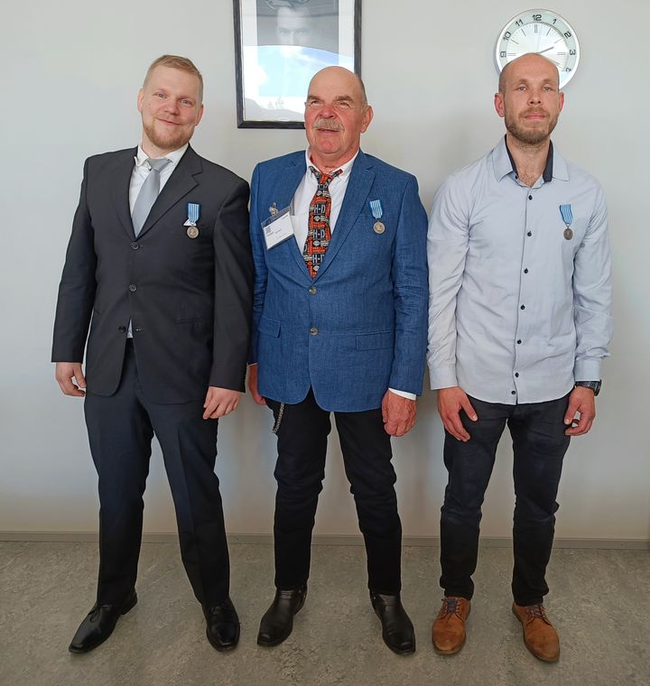 Medaljmottagare från vänster till höger Lauri Malmstedt, Ari Paju ja Ville Liukkonen