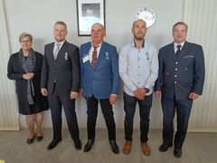 I den gemensamma bilden, från vänster till höger, Merja Ekqvist, överdirektör för Regionförvaltningsverket i Södra Finland, medaljmottagare Lauri Malmstedt, Ari Paju och Ville Liukkonen, och Tommi Laurinen, direktör för räddningsväsende och beredskap