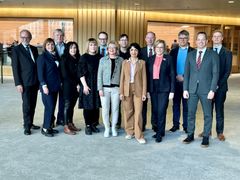 Ryhmäkuvassa maapäiväpresidentti Muhterem Aras sekä Terttu Savolaisen johtama delegaatio maapäivillä Stuttgartissa.