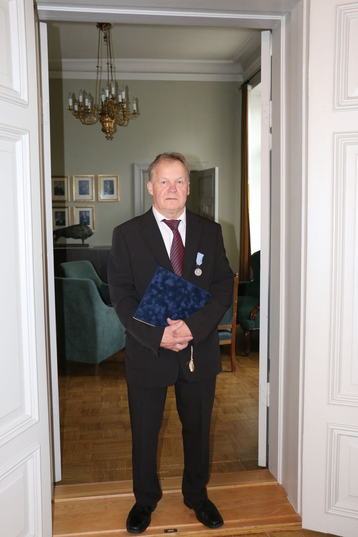 Heikki Ukkola vastaanotti hengenpelastusmitalin Oulussa 1.10.2024.