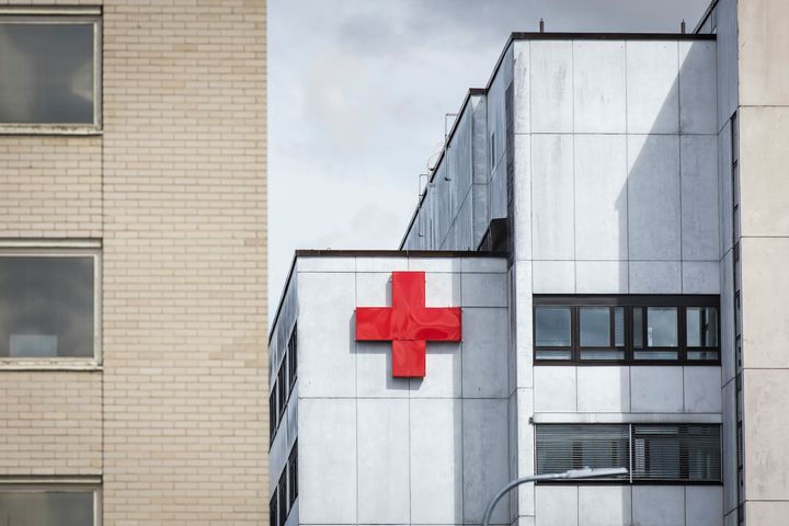 Byggnad med rött korssymbol på fasaden.