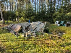 Sortunut rakennelma Kullervon hautausmaalla.
