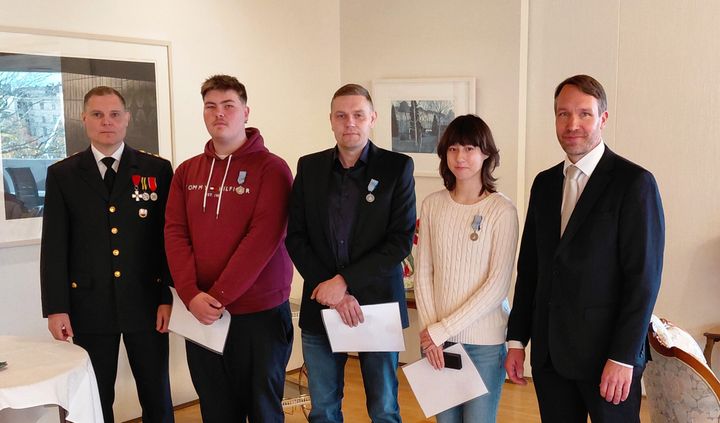Mottagare av livräddningsmedaljerna, Miska Rosenberg, Sami Hamilo och Emily Keränen, poserar tillsammans med Tero Kuusisto, direktör vid Regionförvaltningsverket i Sydvästra Finland, och överdirektör Ilkka Horelli.