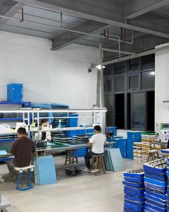 Banaanin silmälasit kootaan yhteistyökumppanin linssilaboratoriossa Kiinassa.