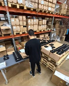 Banaanin työntekijä pakkaa lähteviä tilauksia Turun varastolla.