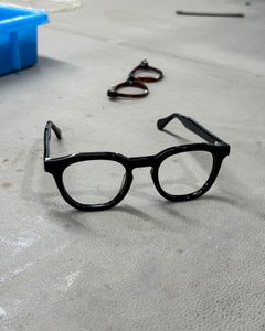 Banaanin silmälasikehykset tehtaalla kuvattuna.