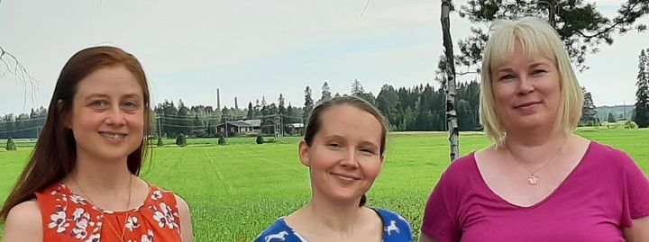 Kesän 2023 residenssikirjailijat Selja Kunttu, Ulpu-Maria Lehtinen ja Meri Eskola.