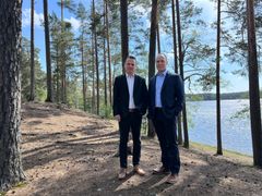 HTJ vahvistaa talonrakennuttamisen palveluitaan Itä-, Keski- ja Pohjois-Suomessa. Kuvassa Teemu Haaja (vas.) ja Esa Suomalainen (oik.) HTJ Talo -päivässä Eerikkilässä toukokuun lopussa.