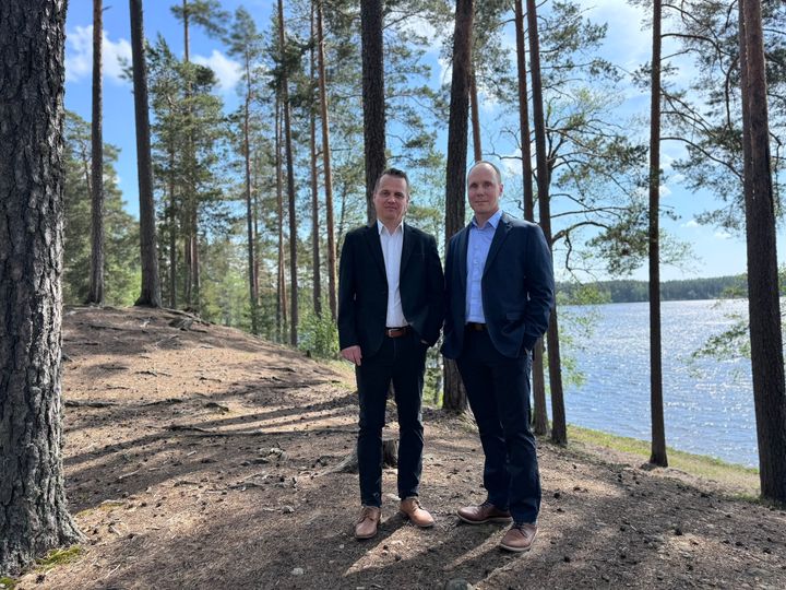 HTJ vahvistaa talonrakennuttamisen palveluitaan Itä-, Keski- ja Pohjois-Suomessa. Kuvassa Teemu Haaja (vas.) ja Esa Suomalainen (oik.) HTJ Talo -päivässä Eerikkilässä toukokuun lopussa.