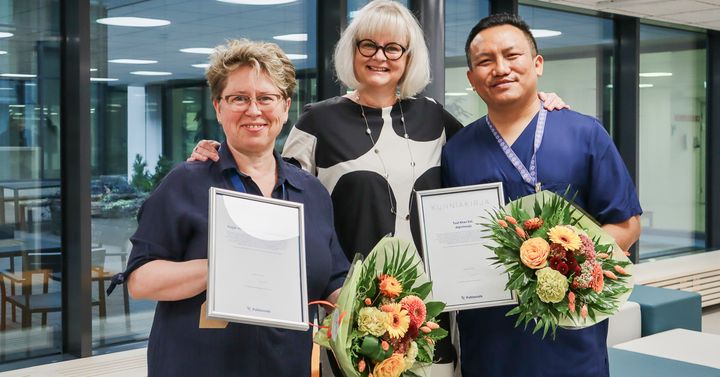 Päijät-Hämeen Laitoshuoltopalveluiden toimitusjohtaja Tarja Jantunen vastaanotti palkinnon yhdessä Tual Khan Dalin kanssa. Palkinnon ojensi Puhtausala ry:n toiminnanjohtaja Sari Mattila.