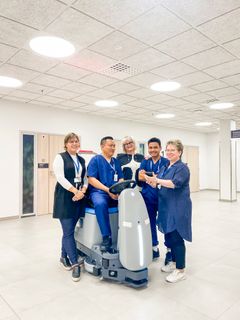 Iris Huurne-Leppänen (vas.), Tual Khan Dal, Sari Mattila, Wei Aung ja Tarja Jantunen tutkivat Päijät-Hämeen keskussairaalassa CoboticTM65-robotin hallintalaitteita.