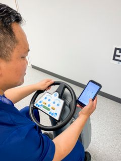 Digisiivooja Tual Khan Dal ohjaa CoboticTM65-robottia älypuhelimella. Kun robotti siivoaa itsekseen, Dal osallistuu muun puhtaanapidon lisäksi potilashuoltoon, valvoo robotin toimintaa ja vaihtaa siihen akut.
