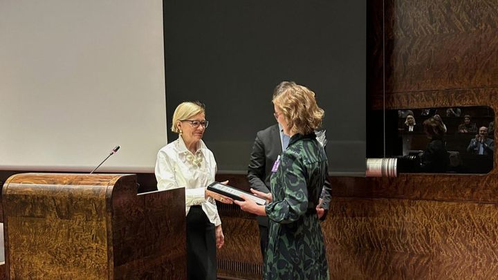 Reija Paananen vastaanottaa palkinnon.