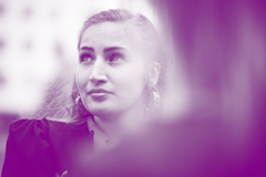 Romaninainen, joka katsoo yläviistoon perinnepuvussaan.